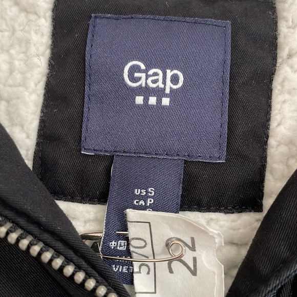 GAP black parka. Size: Small - Picture 4 of 5